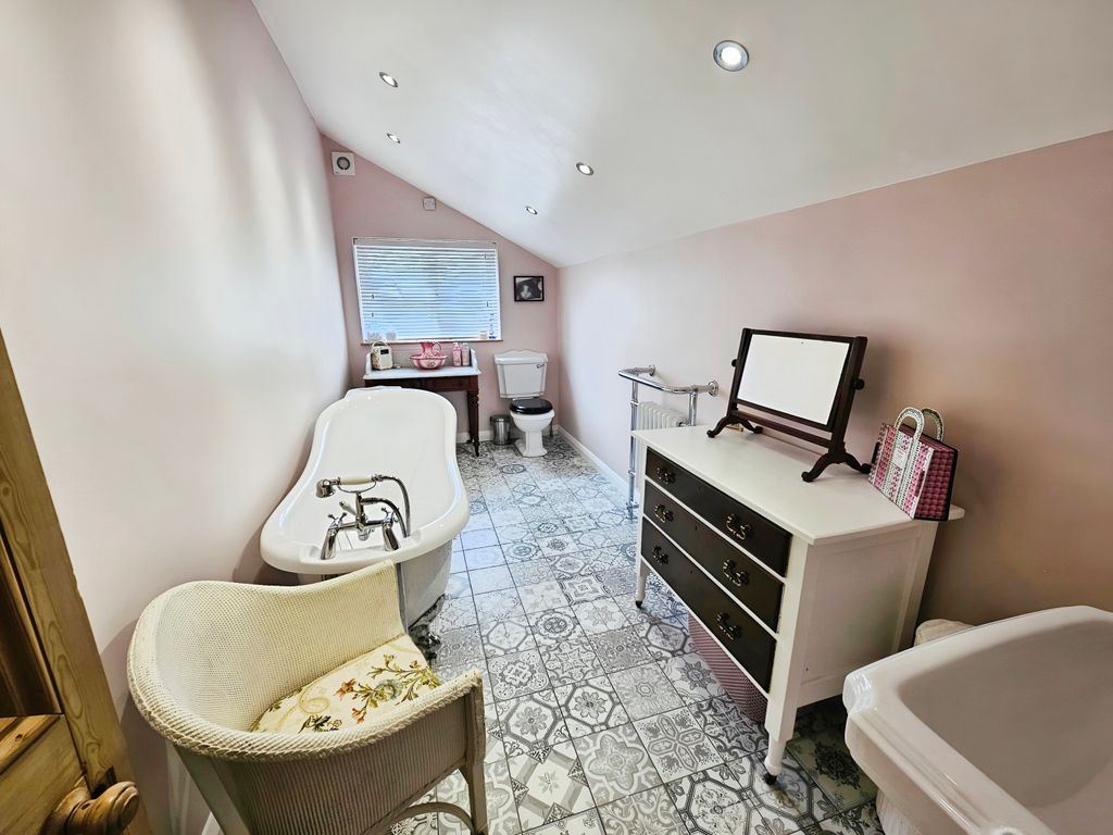 Property photo 3 of 20 Family Bathroom