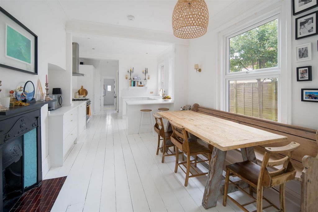 Property photo 3 of 27