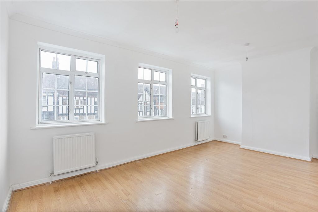 Property photo 1 of 6 8A Russell Parade 326747 07.Jpg