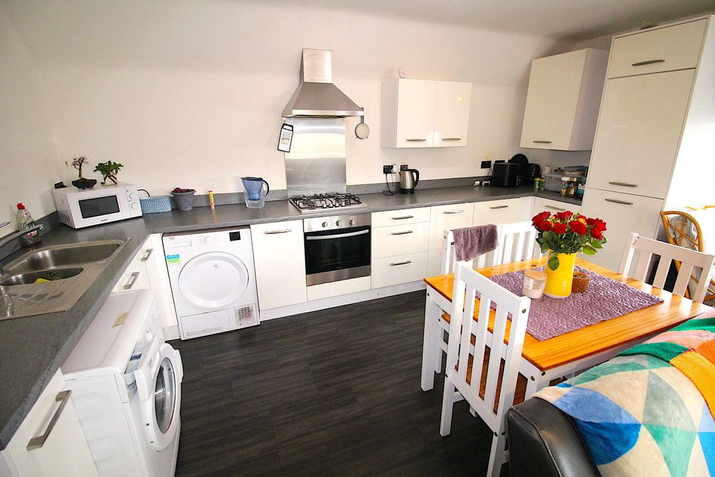 Property photo 2 of 9 Kitchen