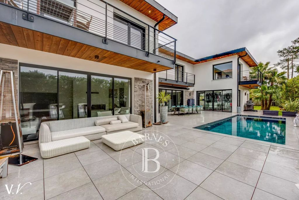 Property photo 1 of 28