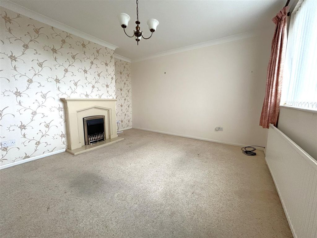 Property photo 2 of 11 Lounge
