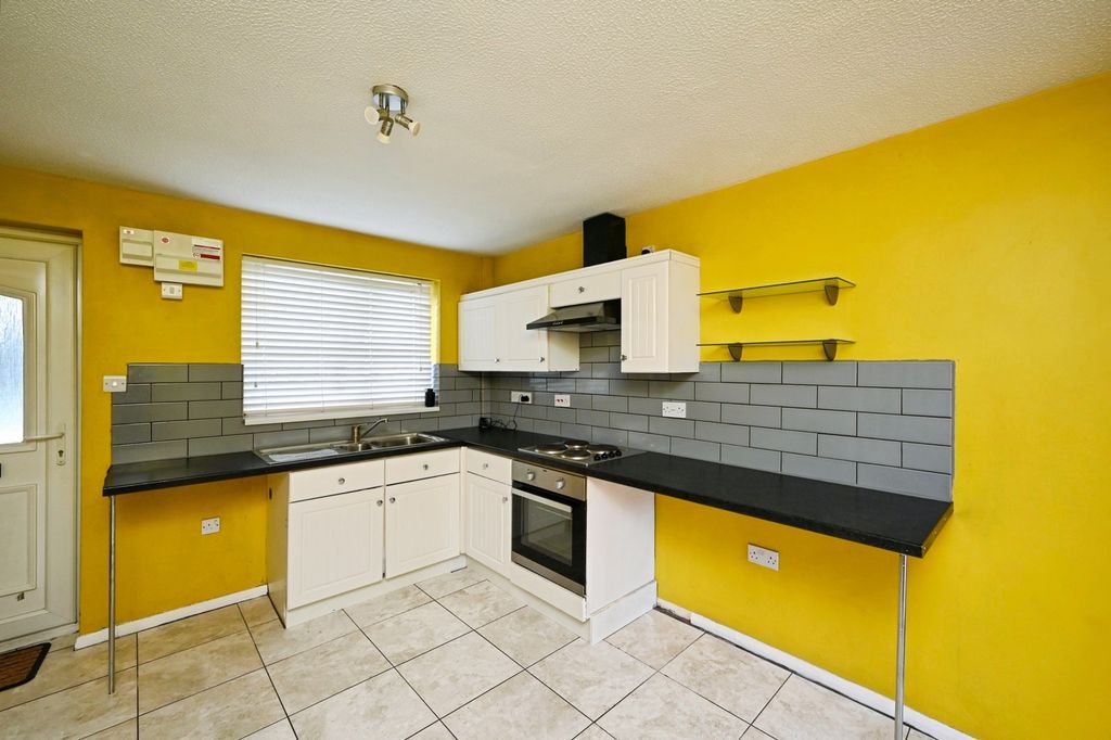 Property photo 3 of 18 Kitchen