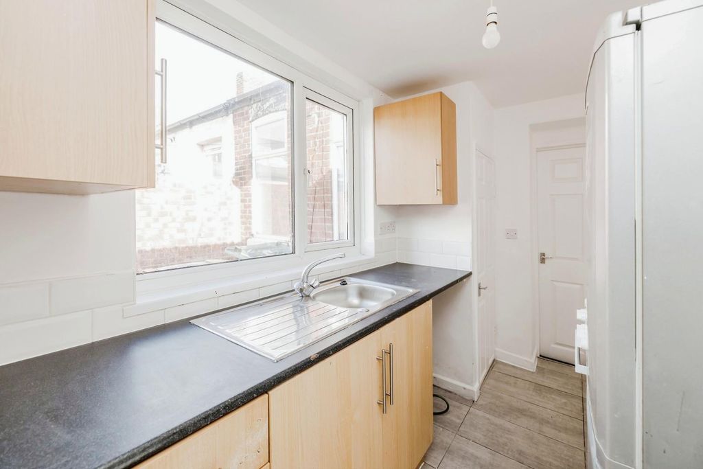 Property photo 2 of 10 Kitchen