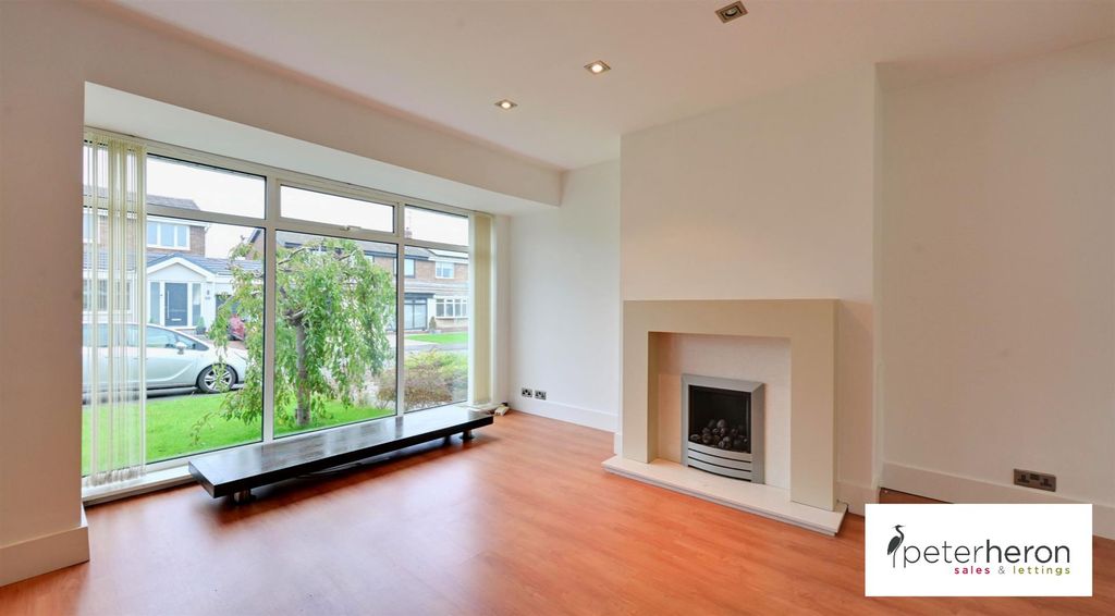 Property photo 2 of 10 Lounge