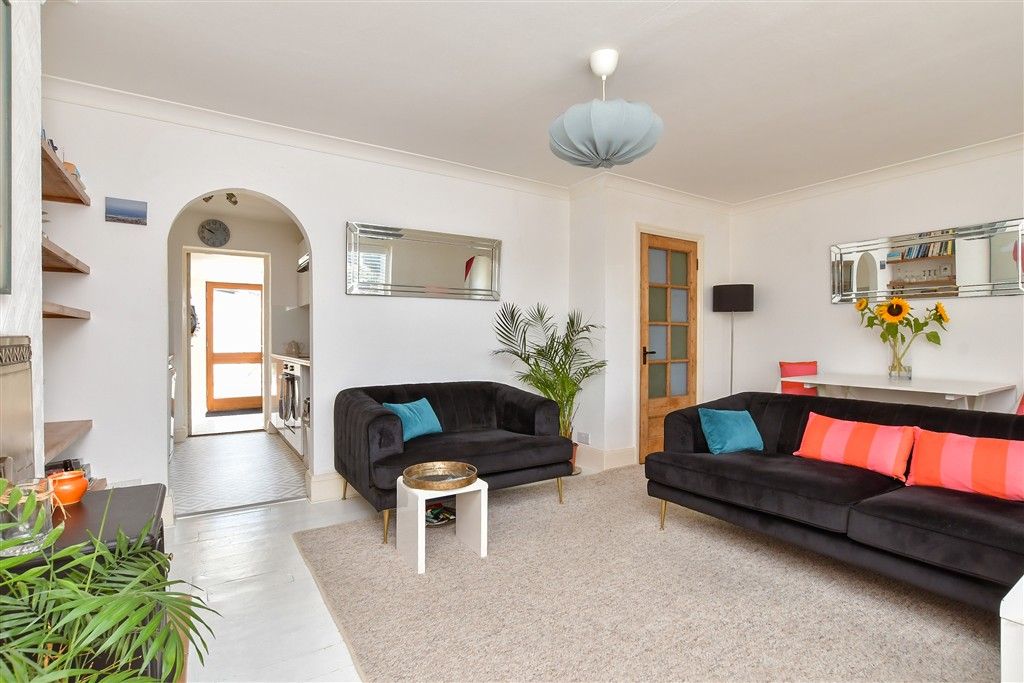 Property photo 3 of 10 Lounge