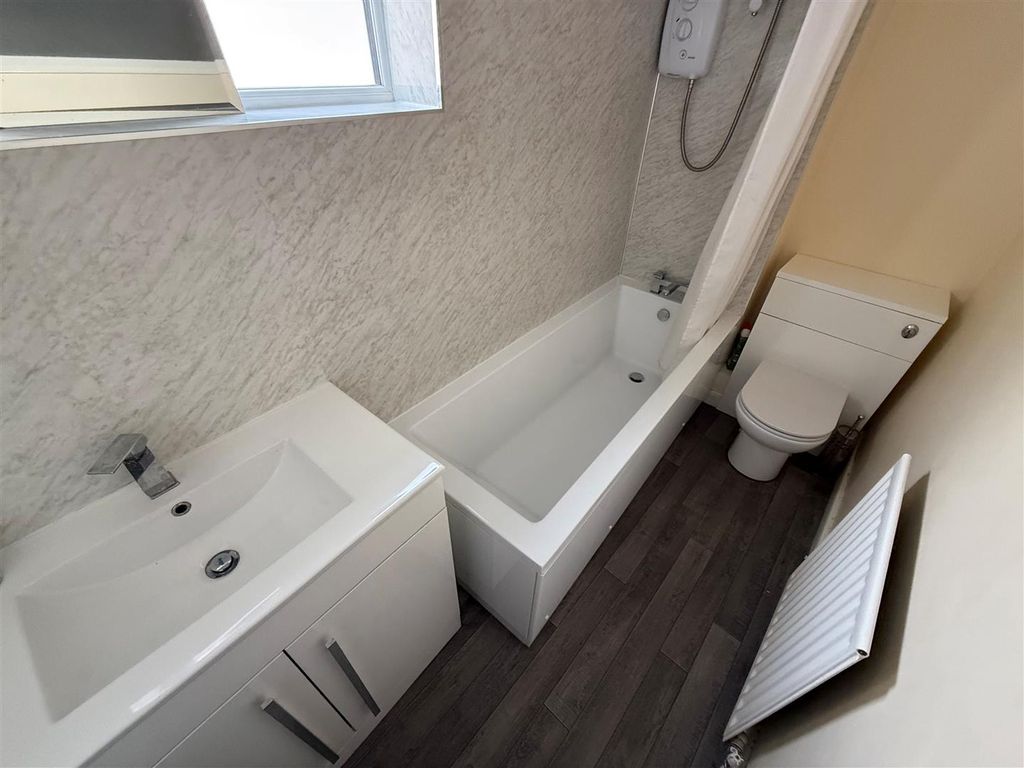 Property photo 2 of 7 Bathroom