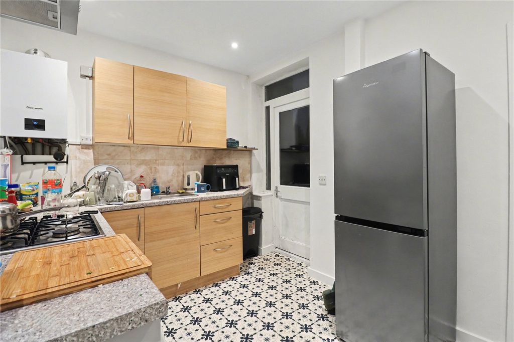 Property photo 2 of 6 Kitchen