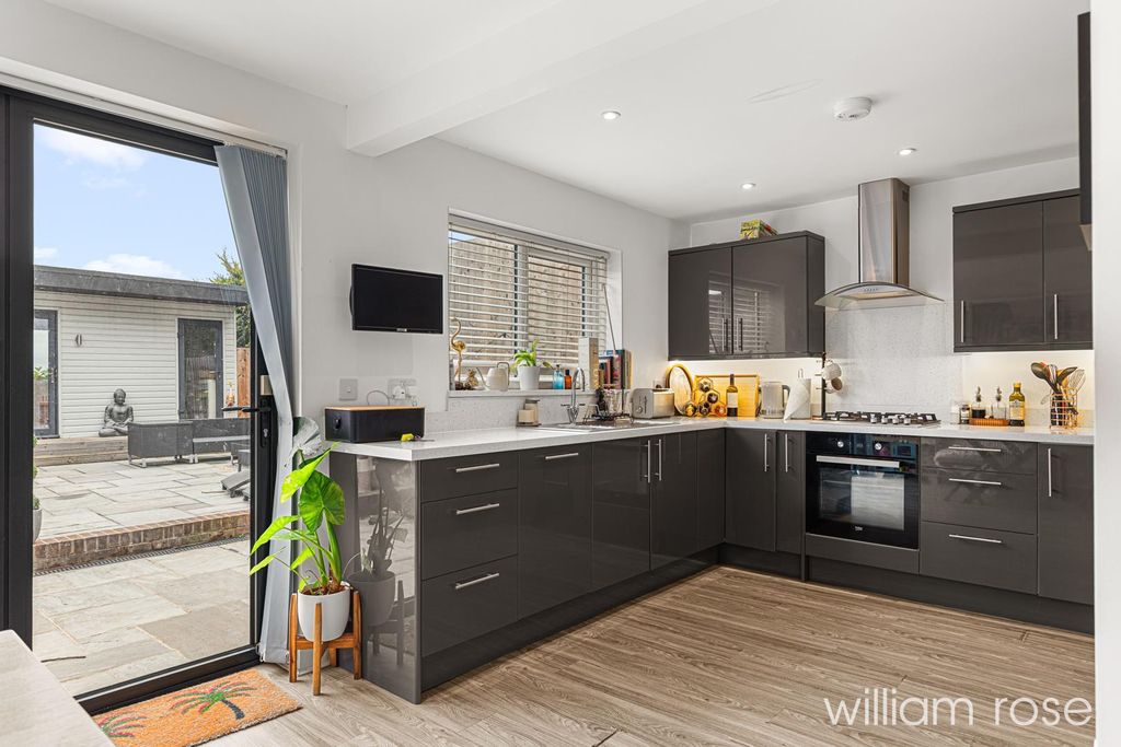 Property photo 2 of 27 Shaftesbury_12.Jpg