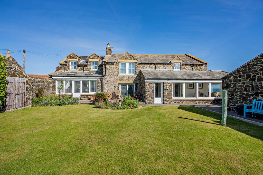 Property photo 2 of 32 Coquet View, Craster