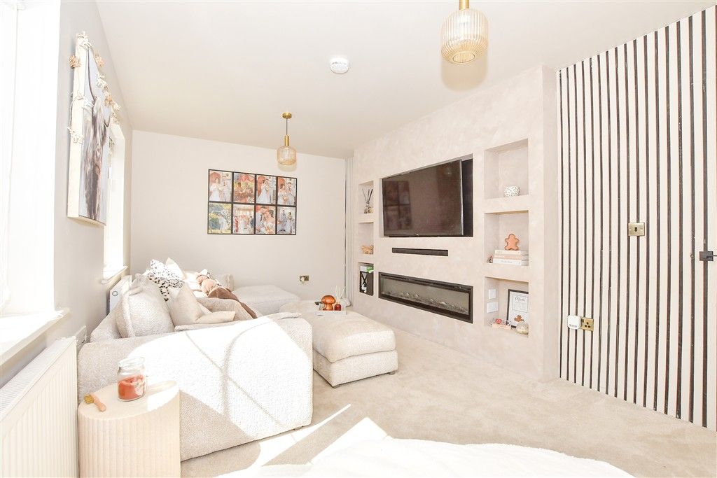 Property photo 1 of 13 Lounge