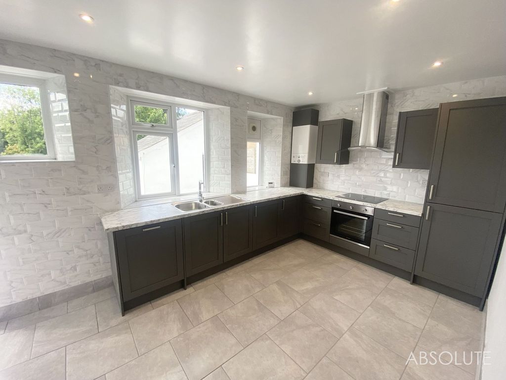 Property photo 2 of 10 Kitchen