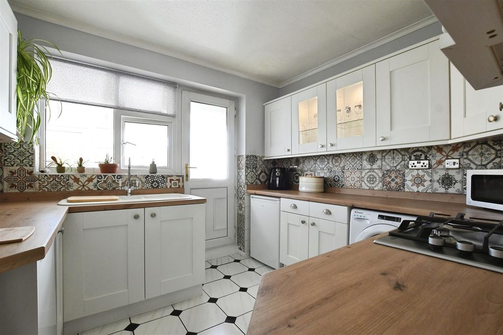 Property photo 3 of 18 Fitted Kitchen