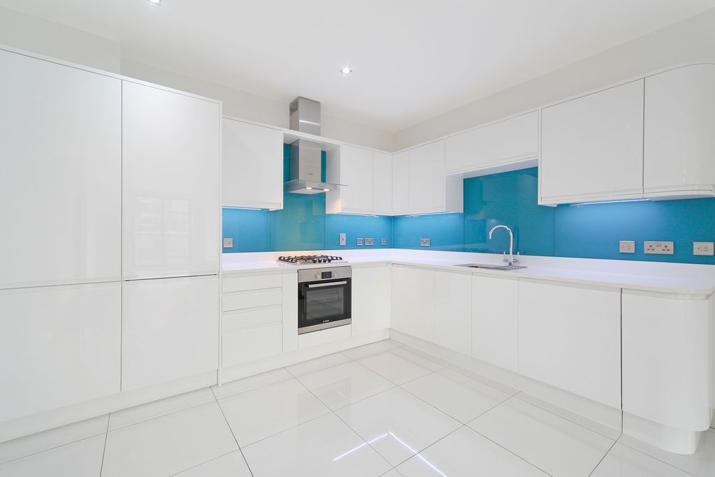 Property photo 1 of 10 Kitchen