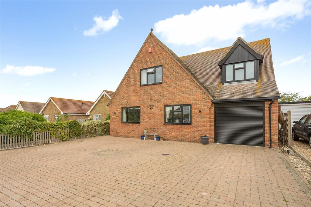 Property photo 1 of 23 Foxdene Road, Seasalter, Whitstable
