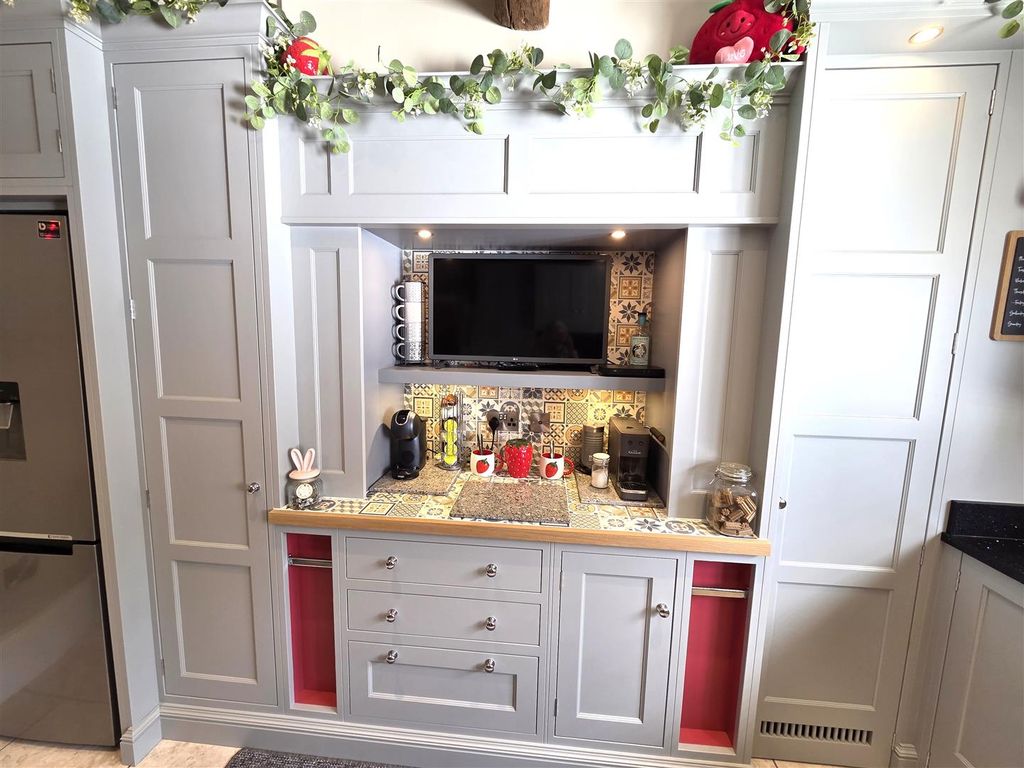 Property photo 2 of 19 33758.Jpg