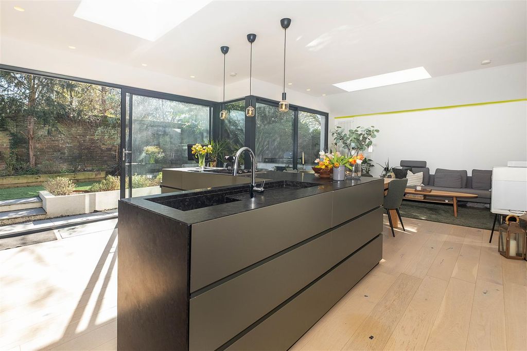 Property photo 2 of 25 33-Linden-Close-0014 Copy.Jpg