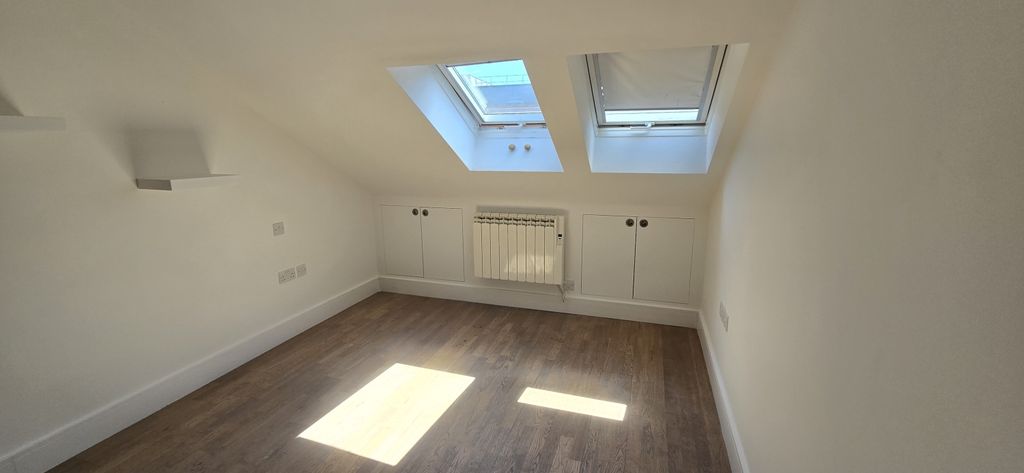 Property photo 3 of 7 Double Bedroom