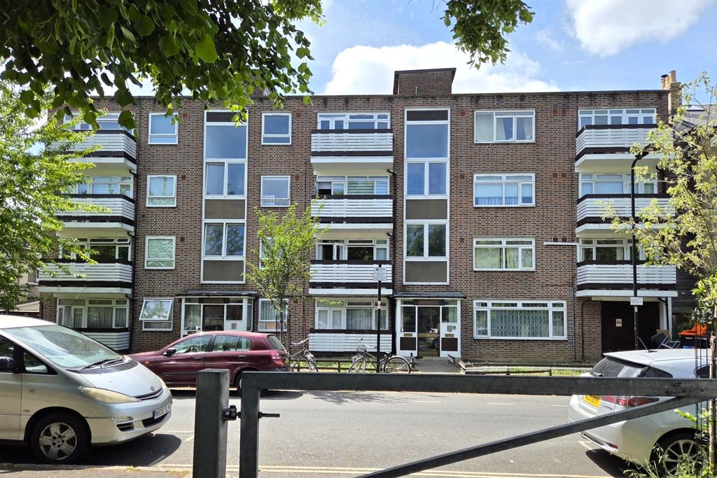 Property photo 1 of 2 Flat 1 Palm Court, Queen Elizabeth Walk, Stamford Hill, London N16 5Xa