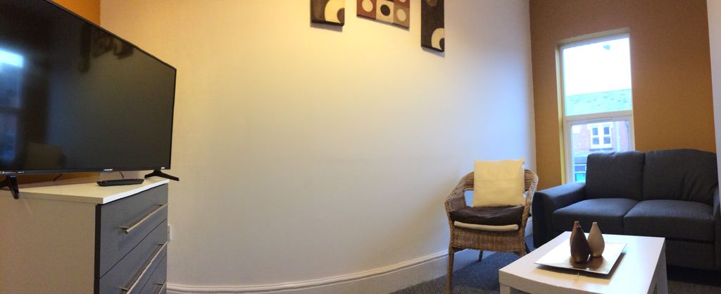 Property photo 1 of 11 Lounge