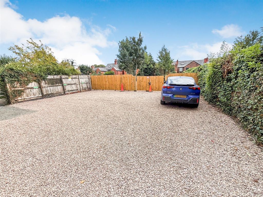 Property photo 3 of 27 Parking