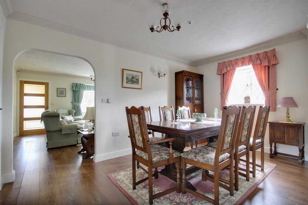 Property photo 2 of 21 Manor Road (12).Jpg