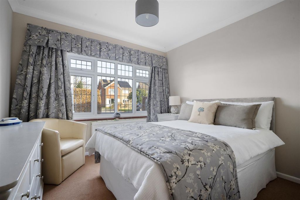 Additional image 12 of 3 bed detached bungalow for salePulens Crescent, Petersfield GU31