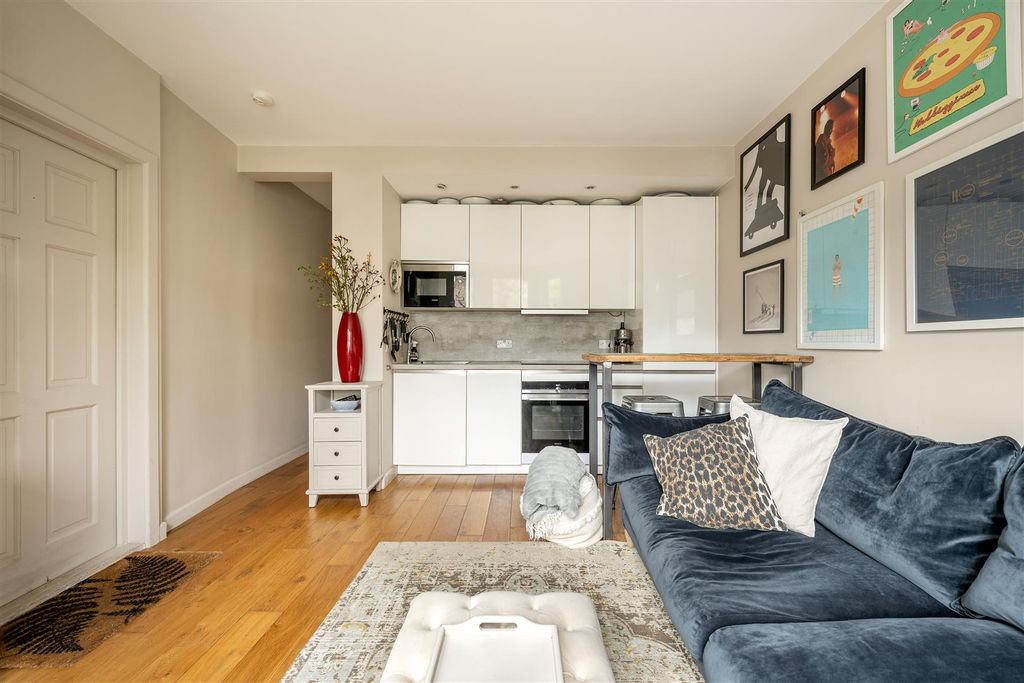 Property photo 3 of 20 Ramsay Road, E7