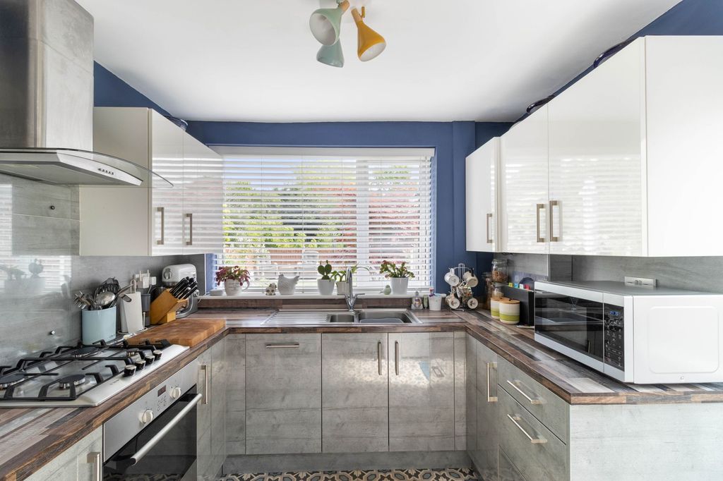 Property photo 3 of 18