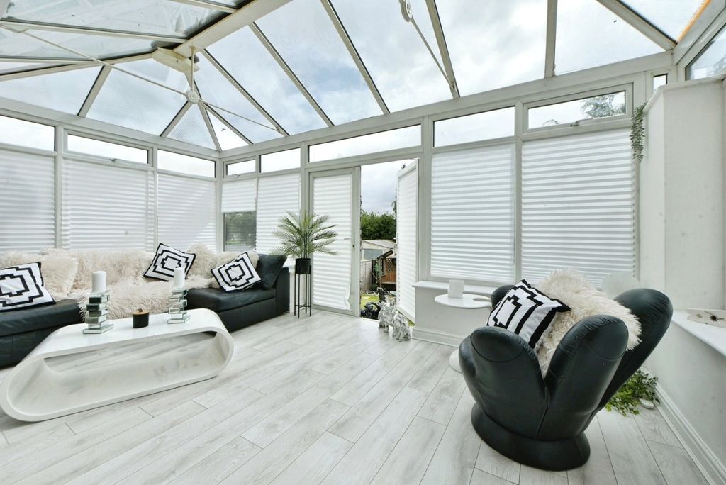 Property photo 3 of 16 Conservatory