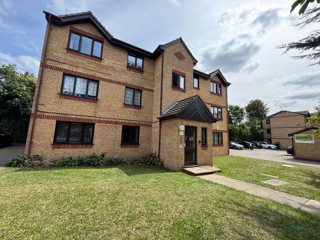 Property photo 1 of 7 Large 2 Bedroom Ground Floor Flat
