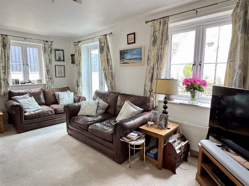 Property photo 2 of 22 Lounge