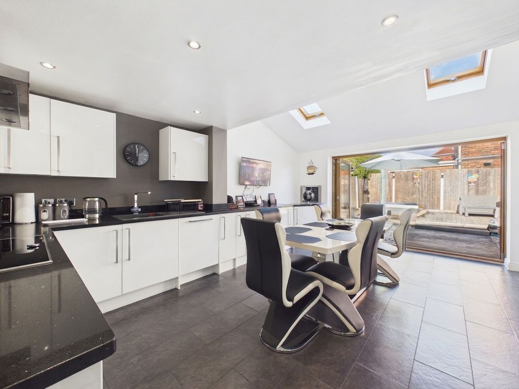 Property photo 2 of 21 Dining Kitchen