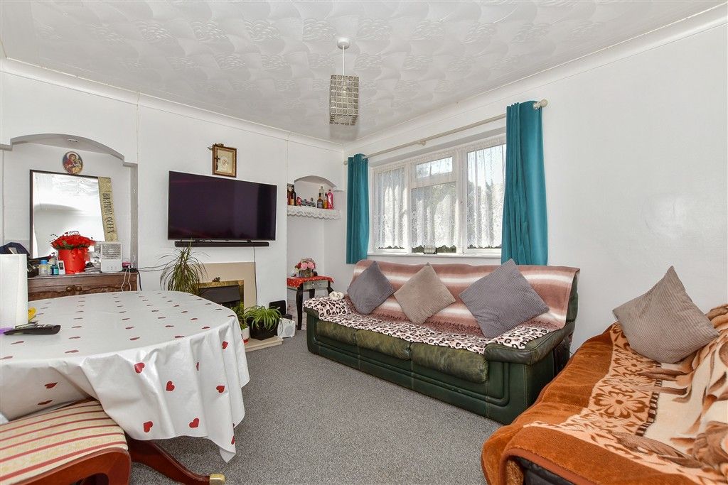 Property photo 3 of 7 Lounge