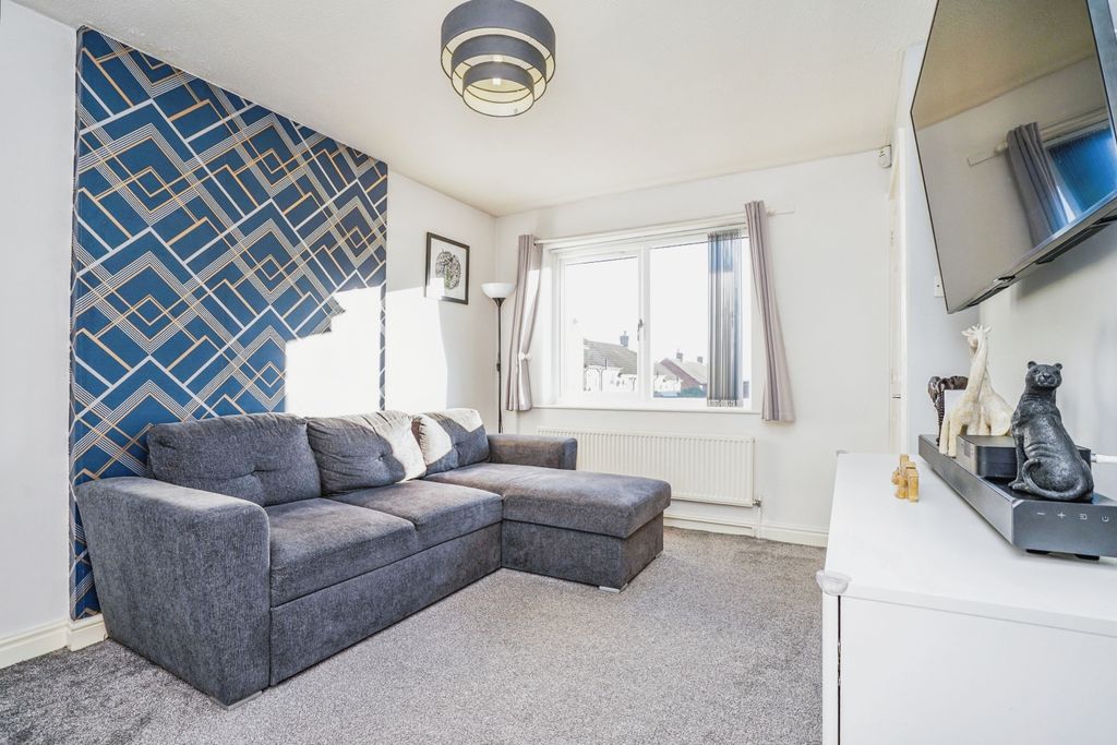 Property photo 3 of 12 Lounge