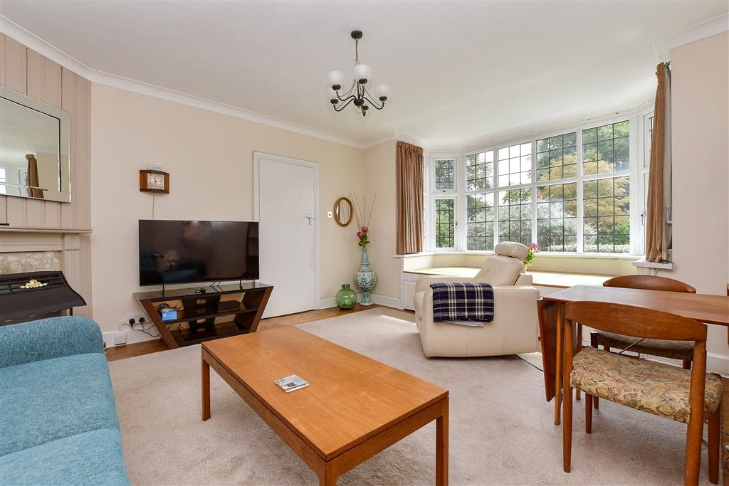 Property photo 3 of 19 Lounge