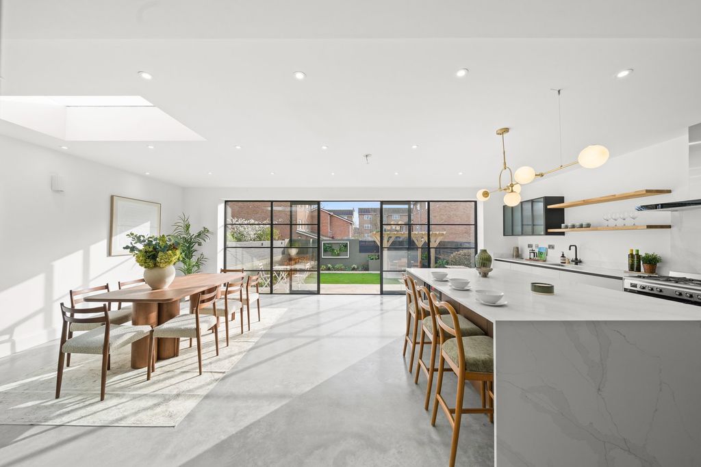 Property photo 1 of 28