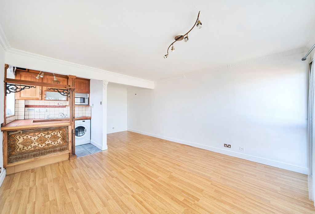 Property photo 2 of 9 Living Space