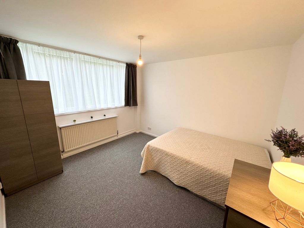 Property photo 1 of 12 Room E