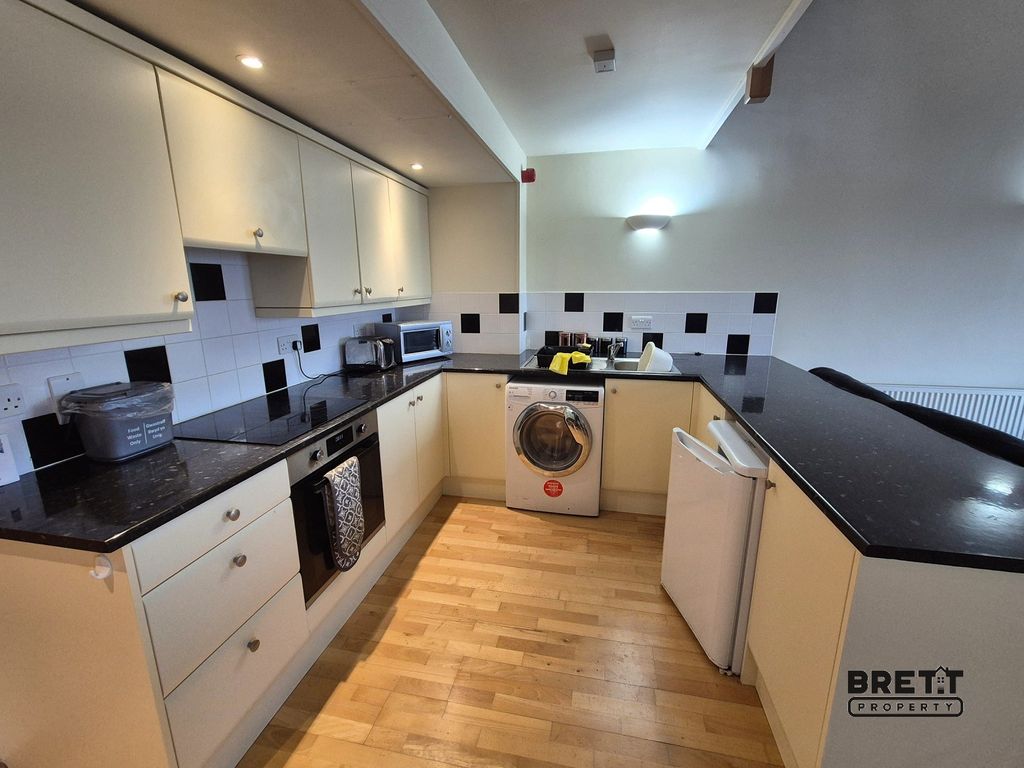 Property photo 2 of 10 Kitchen