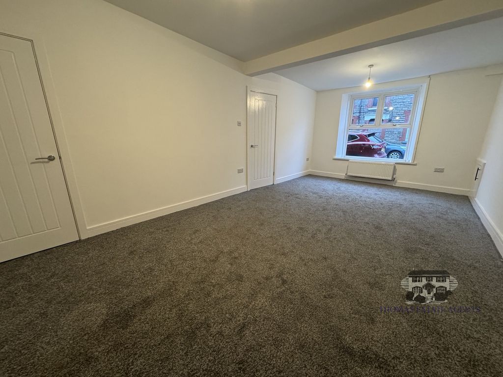 Property photo 2 of 11 Lounge