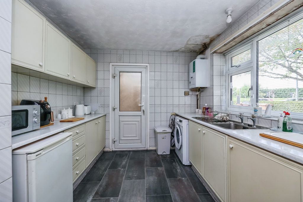 Property photo 3 of 13 Fitted Kitchen