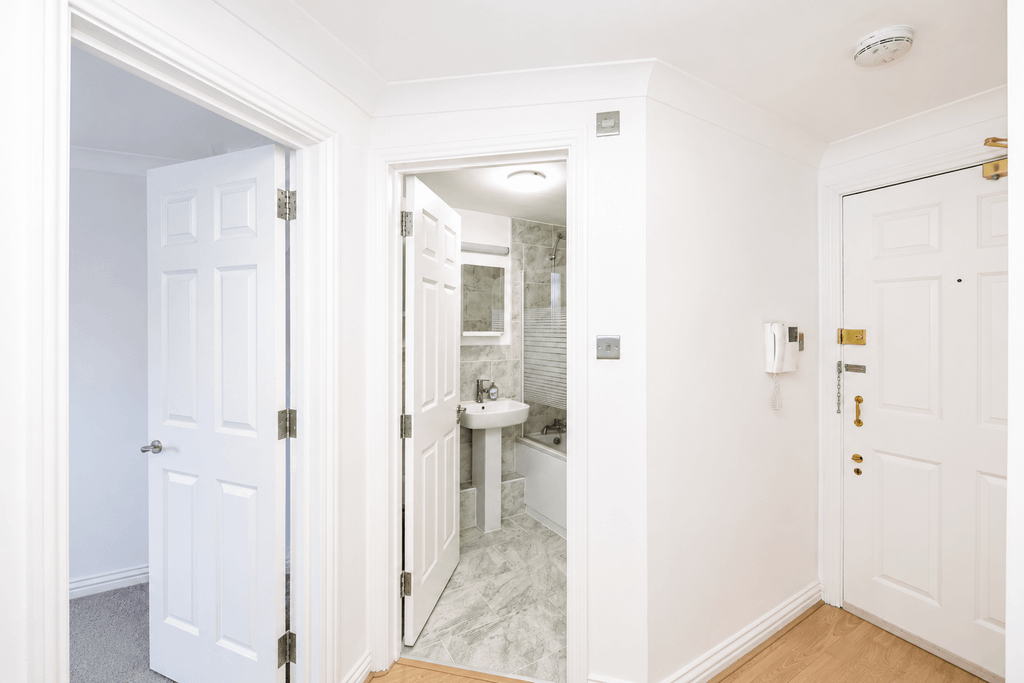 Property photo 1 of 8 1 Bedroom Flat For Sale On Mile End Road