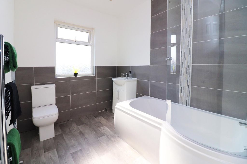 Property photo 2 of 9 Bathroom.Jpg