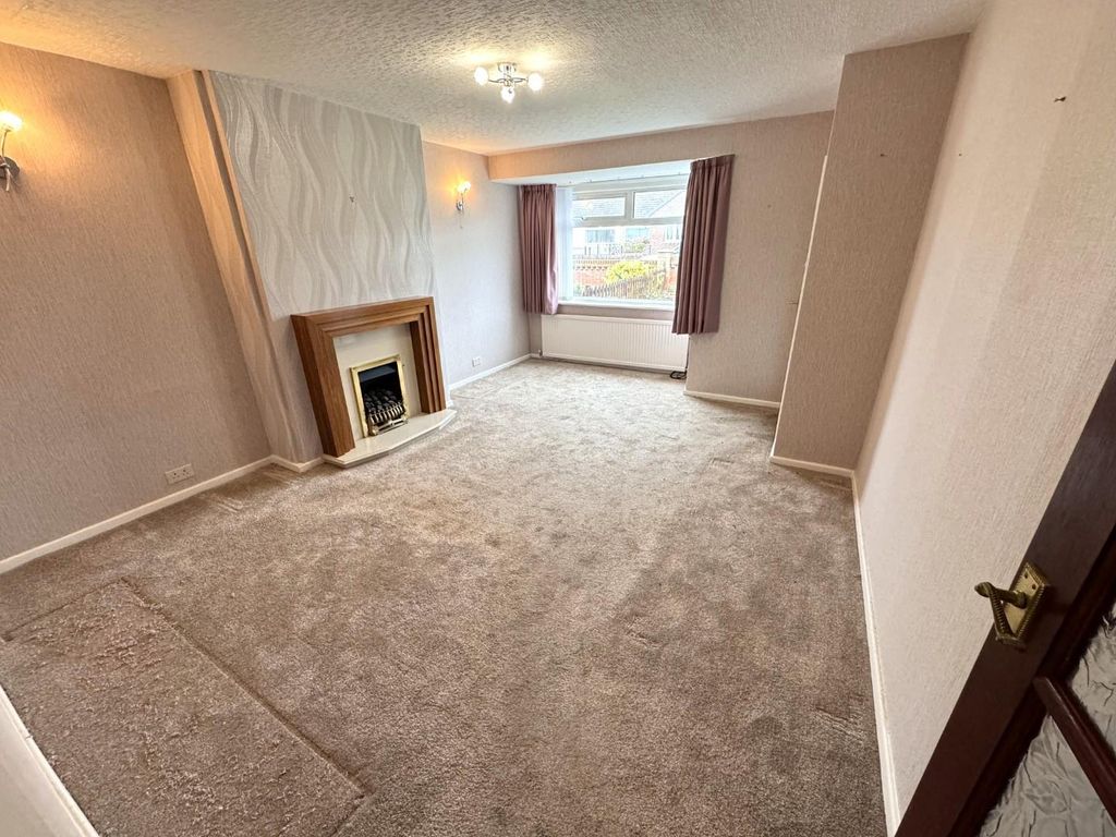 Property photo 2 of 18 Lounge