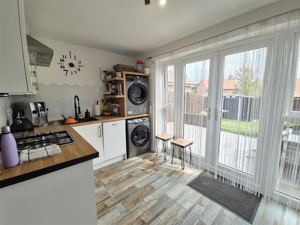 Property photo 2 of 16 Modern Kitchen