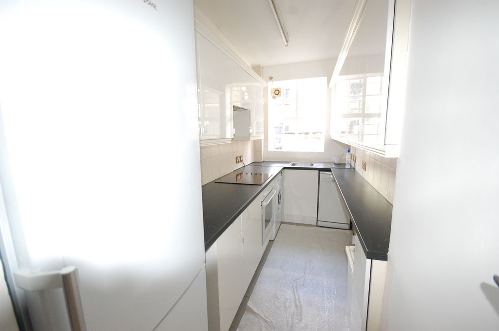 Property photo 3 of 8 Fitted Kitchen