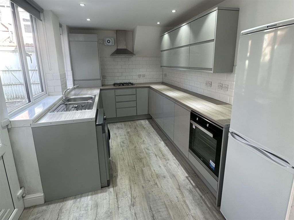 Property photo 1 of 6 Kitchen.Jpg