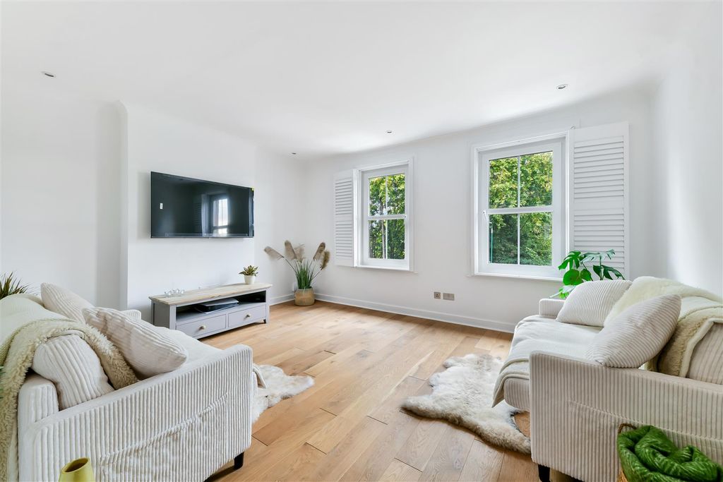 Property photo 2 of 8 Benhill Road, 17B-1.Jpg