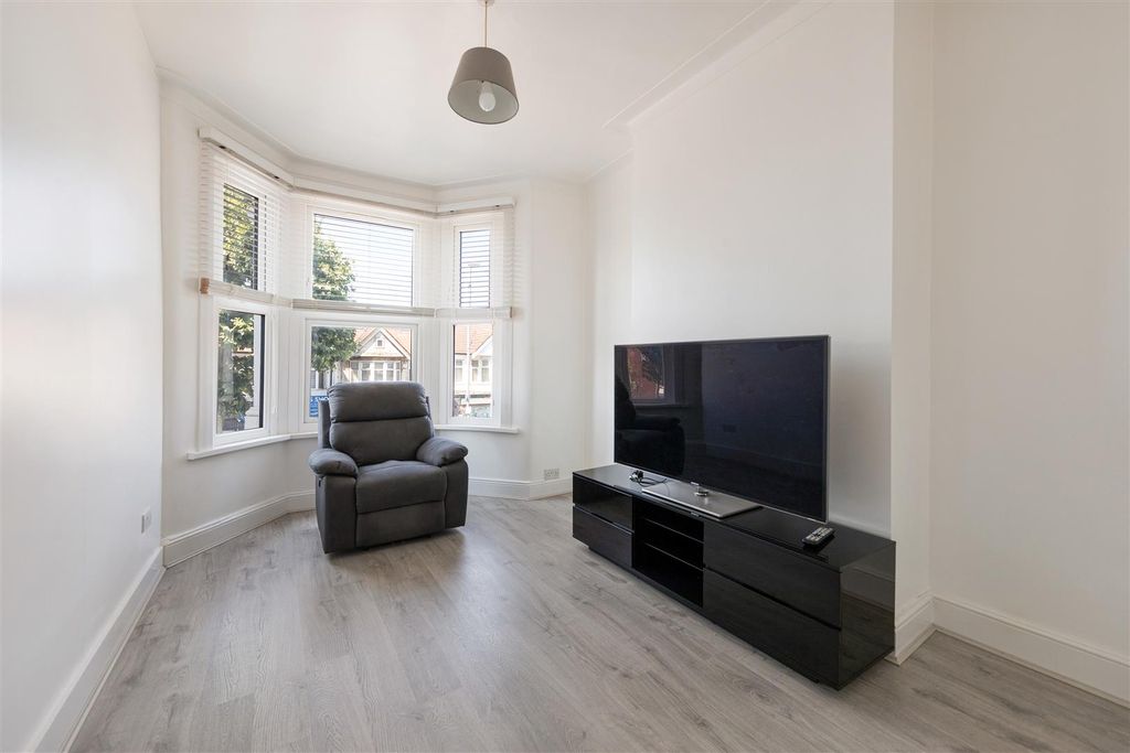 Property photo 2 of 17 Lea Bridge Road, E10